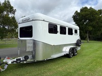 Remorque de transport d'équidés d'occasion à chargement par l'angle, capacité 3 chevaux, modèle standard, disponible à la vente en gros