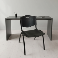 Chaise empilable en plastique noir avec poignée pour salle de formation, conférence et école