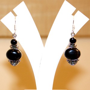 Boucles d'oreilles pendantes ethniques en argent sterling 925 de forme ovale fabriquées à la main au Népal pierres de cristal de guérison en onyx noir - Product Image 5