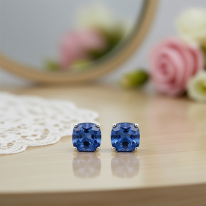 Orecchini a lobo AM in lega di zinco blu con zaffiro taglio cuscino, montatura a griffe, gioielli classici da donna, regalo, modello E3996 - Product Image 2