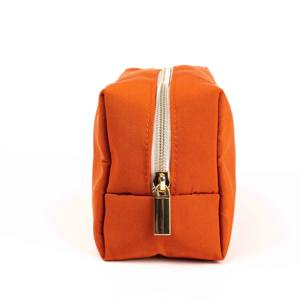 กระเป๋าเครื่องสำอางแบบมีซิปทำจากไนลอนที่ทันสมัยมีขนาดกำหนดเองและโลโก้ที่กำหนดเองสำหรับการจัดระเบียบเครื่องสำอางและอุปกรณ์อาบน้ำ - Product Image 3