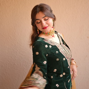 AJM Trade House 1012's Nice Designer Ethnic Pakistanais Costumes pour femmes en soie pour les fêtes - Product Image 3