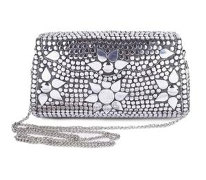 Bolso de mano de metal con logotipo personalizado para mujer, monedero con tachuelas doradas y correas de cadena, también personalizado para bolso de mano de mujer - Product Image 2