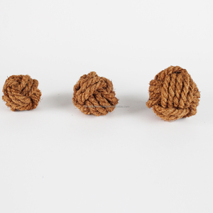 Juguete de bola de cáscara de coco natural y ecológico para perros, hecho en Vietnam, bola de fibra duradera que favorece la limpieza de los dientes y el juego activo. - Product Image 4