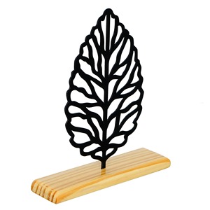 Estatuilla de hoja de metal negro radiante en base de madera Acento decorativo único Agrega vibraciones minimalistas de moda - Product Image 1