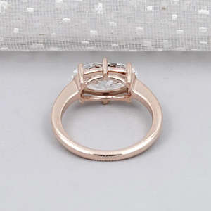 Anillo de Compromiso con Diamante Cultivado en Laboratorio East West, Corte Ovalado con Solitario de 6 Puntas, Certificado IGI - Product Image 4
