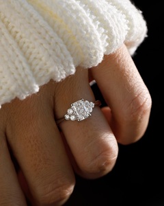 10x7มม. แหวนหมั้นเพชรมออิสซาไนต์ตัดจากหินสามก้อนชุบทอง18K แหวนมินิมอล | ผู้หญิง - Product Image 4