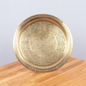 Elegantes bandejas de servicio de latón dorado para servicios profesionales de catering y eventos sociales de alto perfil con detalles intrincados - Product Image 3