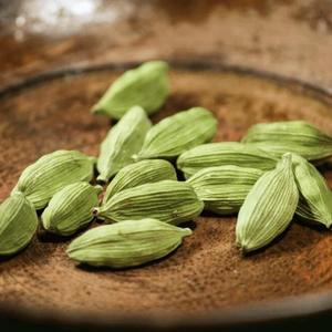 Cardamomo Verde Fresco de Alta Calidad, Precio de Fábrica, Hierbas y Especias Individuales, 100% Puro y Natural, Cosecha Reciente, Conservar en un Lugar Fresco y Seco, Crudo - Product Image 4