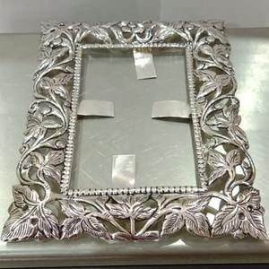 Cadre photo en métal avec finition or antique et motif classique en relief parfait pour les portraits de famille et la décoration intérieure - Product Image 4