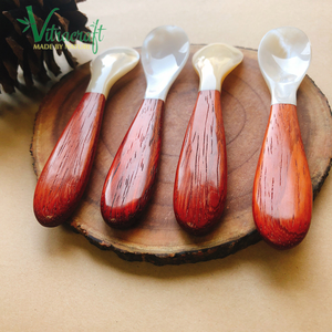 Cuillère de qualité artisanale. Fabriqué à partir de nacre combinée avec du bois de rose. Cuillère à caviar, cuillère à café. Taille 12x2.4cm - Product Image 1