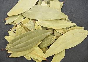 Hoja de laurel seca en piezas enteras, calidad premium para cocinar currys, biryani y sopas, de proveedor indio, especias herbales, sabor auténtico. - Product Image 3