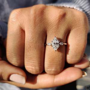 Bague de fiançailles en diamant marquise avec sertissage à 3 pierres - Product Image 5