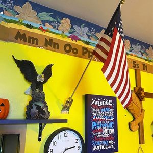 Soportes para Banderas Pequeñas Topflags, Paquete de 6, Accesorios para Exhibición en Pared Interior, para Aulas Escolares y Uso en Exteriores - Product Image 1