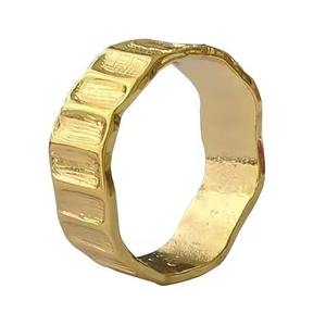 Anneaux porte-serviettes épais et audacieux en or pour les événements de Noël et de mariage - Product Image 1