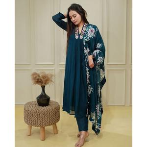 Traje de Chinon pesado de calidad superior Material Ropa étnica Premium para mujeres Bodas y fiestas Disponible para precio de exportación - Product Image 1