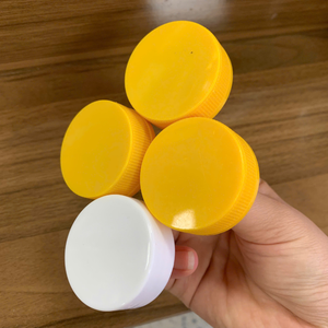 Tapas de Rosca de Plástico PP de Dos Colores Amarillo y Blanco de Pavico Vietnam para Botellas de Cosméticos y Alimentos - Product Image 4