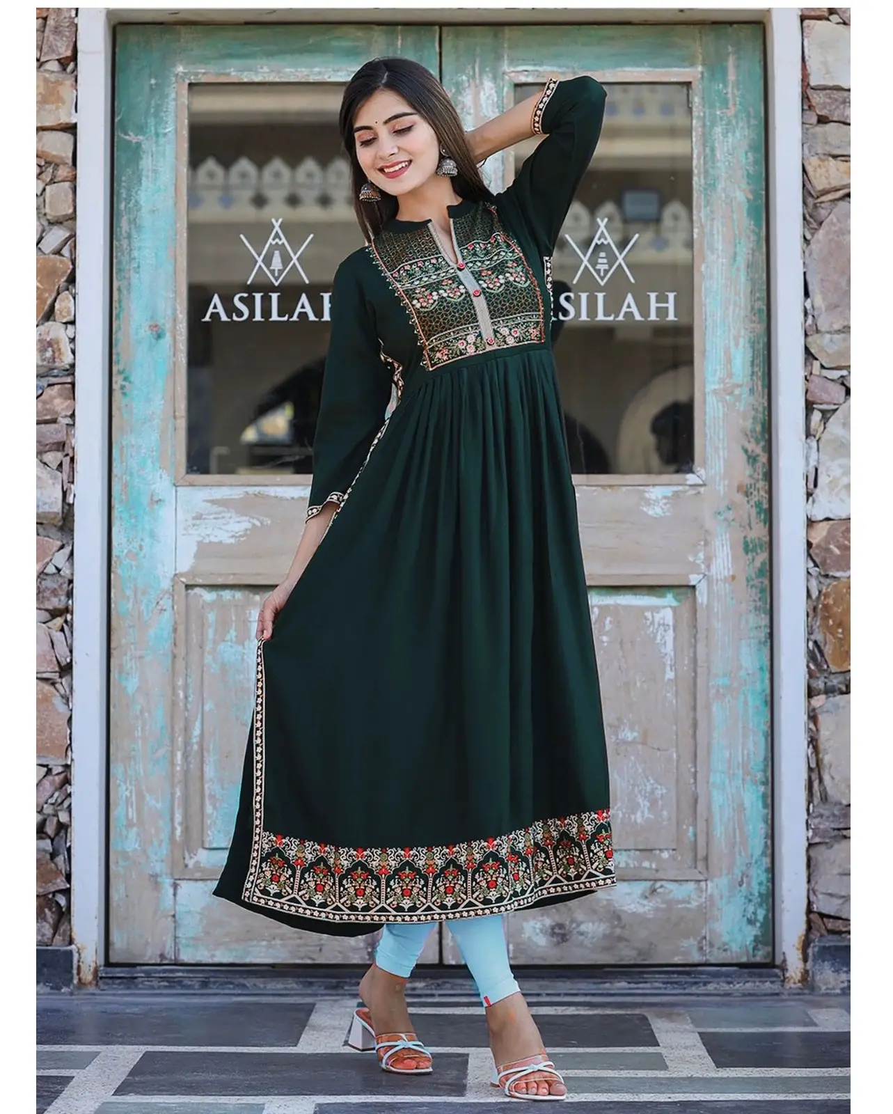 อินเดียปากีสถานที่สวยงามเรยอนชุด Anarkali สไตล์ Kurtis พร้อมชุดพิมพ์ฟอยล์สําหรับผู้หญิงและขนาดบวกสําหรับผู้หญิง