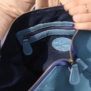 Bolso clásico con asa superior para mujer hecho de cuero de vaca real a la moda, funcional y duradero - Product Image 5