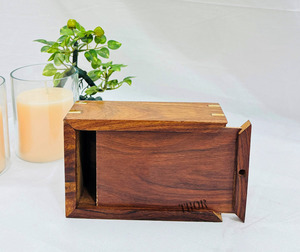 Urne en bois pour animaux de compagnie avec patte en laiton Supports de petite taille 20 livres Urne de crémation pour animaux de compagnie en palissandre Urnes commémoratives parfaites Chien Chat Ashe - Product Image 2