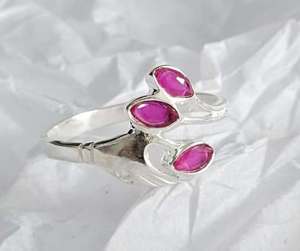 Anillo de Plata de Ley 925 con Tres Piedras de Rubí Natural Teñido, Engaste de Bisel, Bonito, Hecho a Mano, Elegante, para Mujer/Unisex, Ideal para Regalo - Product Image 1