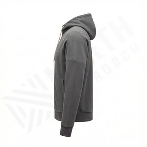 Survêtement pour homme de style streetwear, élégant et performant, fabriqué en tissu doux et flexible offrant un confort maximal pour les activités sportives - Product Image 3