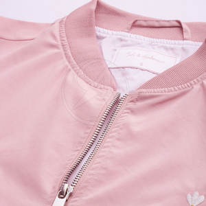 Chaqueta Bomber de Moda al por Mayor para Mujer, Manga Larga, con Cuello Alto, Tejido Transpirable, Logotipo Personalizado y Servicio OEM - Product Image 4