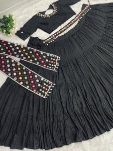 LEHENGA DE SEDA PARAMPARA ESPECIAL DE DISEÑADOR PARA NAVRATRI, TRABAJO DE BORDADO CON ESPEJOS REALES Y DUPATTA - Product Image 5