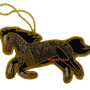 Adorno colgante de Navidad con forma de caballo hecho a mano de mejor diseñador, bordado dorado Zari y trabajo con cuentas para artículo de decoración del hogar - Product Image 1