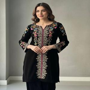 Ensemble Kurti en velours de créateur avec broderie dorée et pantalon, tenue ethnique traditionnelle pour femme, idéal pour les fêtes, collection hiver, fabriqué en Inde, en stock - Product Image 1