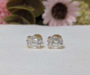 Pendientes de Oro Amarillo de 14K con Moissanita de Corte Oval Clásico de 0.5ct, 1ct, 1.5ct, 2ct - Product Image 2