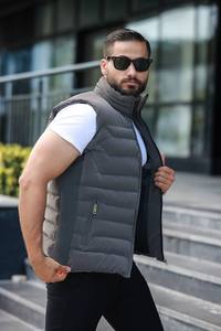 Chaleco y chaleco acolchado informal de talla grande para hombre, cómodo y elegante con relleno de nailon y cuello con capucha para la temporada de invierno - Product Image 3