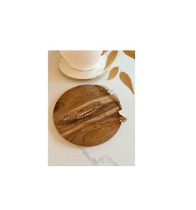 Planche à découper en bois de qualité supérieure conçue pour résister aux marques de couteau et aux rayures tout en conservant une belle apparence - Product Image 1