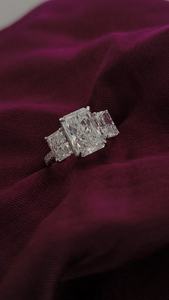 Anillo de Oro Sólido de 14K con Diamante Cultivado en Laboratorio, Blanco Radiante con Dos Piedras Laterales para Mujer - Product Image 4