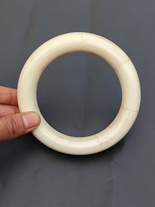 Brazalete de Hueso Hecho a Mano con Incrustaciones de Turquesa, Forma Redonda, Joyería Artesanal Natural - Product Image 5