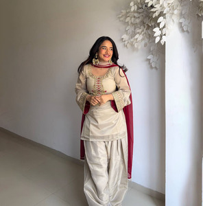 Conjunto de Salwar Kameez de Seda Color Marfil con Dupatta Roja, Top Tradicional Bordado, Corte Regular, Largo hasta el Tobillo, Elegante para Invierno, Ropa India para Mujer - Product Image 1