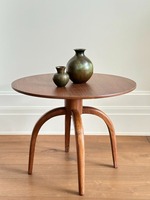 Table d'appoint en bois sculpté avec des motifs floraux et finition naturelle pour les thèmes d'intérieur d'inspiration traditionnelle ou orientale