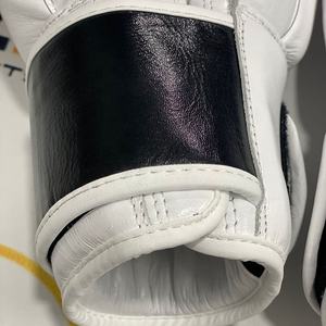 Guantes de Boxeo con Diseño Completo Estampado, Modelo Twins, Transpirables, que Absorben la Humedad, con Cierre de Cordones, Personalizables, para Artes Marciales y Muay Thai - Product Image 4