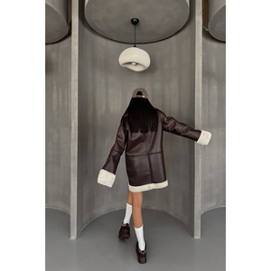 Veste en cuir marron pour femme avec manches et col en fourrure, détails de poches sans rabat - Product Image 1