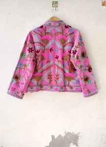 Veste Suzani brodée de style vintage de qualité durable avec motifs d'art populaire pour les femmes. - Product Image 2