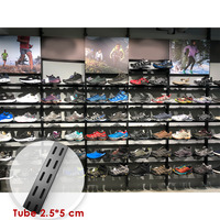 Présentoir Commercial de Vêtements en Métal Mural Vertical Personnalisé Design Tendance pour Magasin de Vêtements Haut de Gamme – Porte-T-shirts