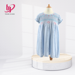 Vêtements pour enfants, robe pour bébé fille, robes smockées en gros, robe smockée blanche classique à fleurs, 100% coton, fournisseur vietnamien, achat en gros - Product Image 5