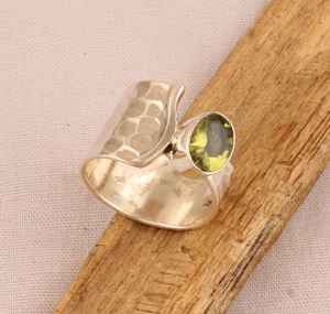 Anillo de peridoto Natural martillado de Plata de Ley 925 sólida, banda elegante de diseñador hecha a mano, regalo de aniversario de boda para mujer - Product Image 5
