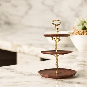 ชั้นวางของไม้สองชั้น ดีไซน์เรียบหรู พร้อมโครงโลหะสีทอง เหมาะสำหรับใส่ของหวาน ขนม และตกแต่งโต๊ะอาหาร - Product Image 6