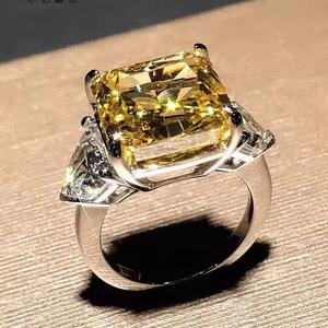 Bague de fiançailles élégante en or blanc 14 carats avec moissanite jaune de 5 carats, trois pierres, pour femme, coupe princesse intemporelle - Product Image 4