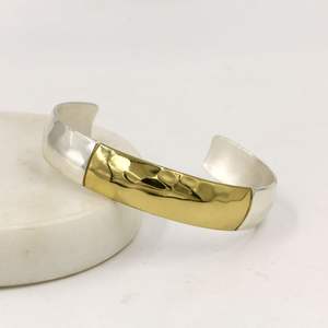 Brazalete Abierto de Latón Chapado en Oro, Elegante, con Diseño de Moda, Grabado Personalizado, Joyería de Moda, Regalo a Precio Económico - Product Image 2