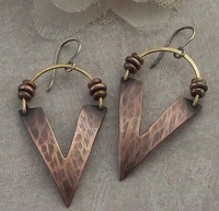 Boucles d'oreilles élégantes en cuivre avec motifs floraux pour les femmes qui aiment les bijoux ethniques avec un artisanat de style antique tribal