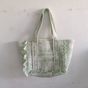 Bolsa de Mano Acolchada de Algodón con Estampado Floral Sage, con Correa para el Hombro, Moderna, para Viajes y Envíos, con Bolsillo - Product Image 4