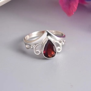 Anillo de granate en forma de lágrima hecho a mano de alta demanda Anillo de declaración elegante para amor o vitalidad Disponible para suministro mundial - Product Image 1