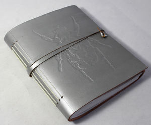 สมุดบันทึกกระดาษฝ้ายทำมือ ดีไซน์ทันสมัย ปกหนังแท้สั่งทำพิเศษ พร้อมโลโก้ด้านหน้าและด้านหลัง - Product Image 3